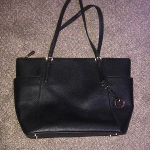 Medium black Michael kors purse, barley used, perfect condition